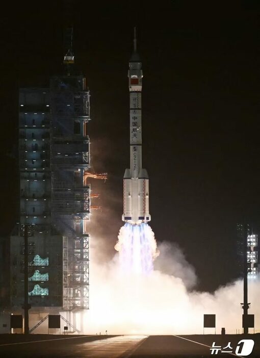 中国の有人宇宙船「神舟18号」の打ち上げ(c)AFP/news1