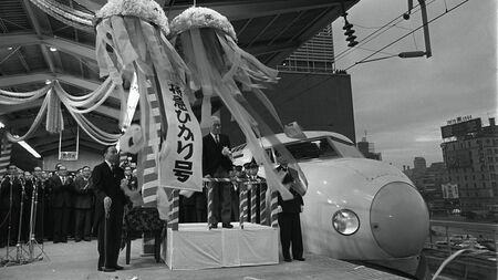 1964年10月1日、東京駅ホームで行われた東海道新幹線の開業式（写真：時事）