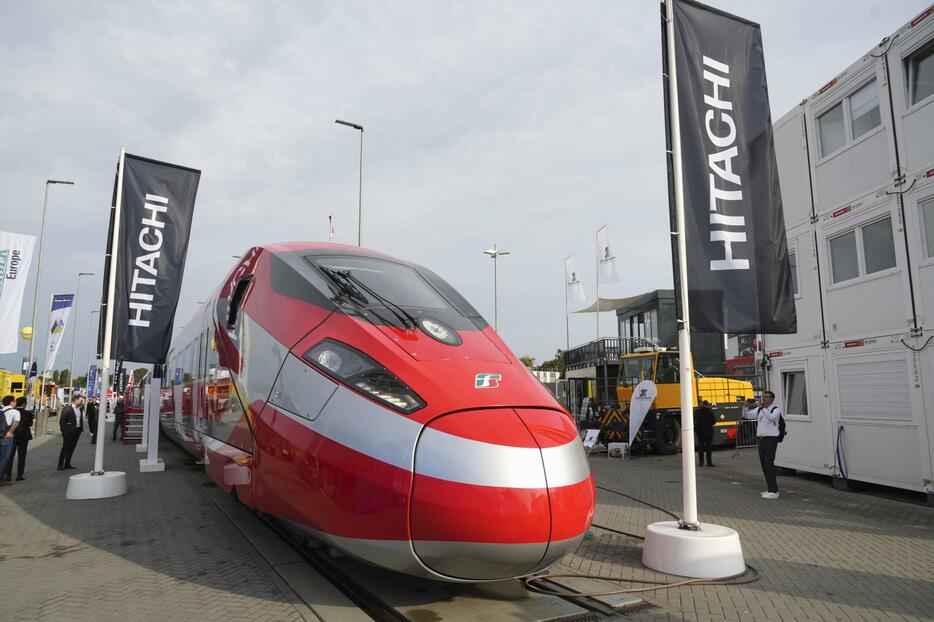 ベルリンで開幕した鉄道技術見本市「イノトランス2024」で日立製作所が展示した高速鉄道車両「ETR1000」の最新モデル＝24日（共同）