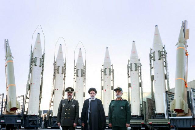 イランの首都テヘランで2023年8月22日、軍の弾道ミサイル関連の式典で演説するライシ大統領（当時）。ウェスト・アジア・ニュース・エージェンシー提供＝ロイター