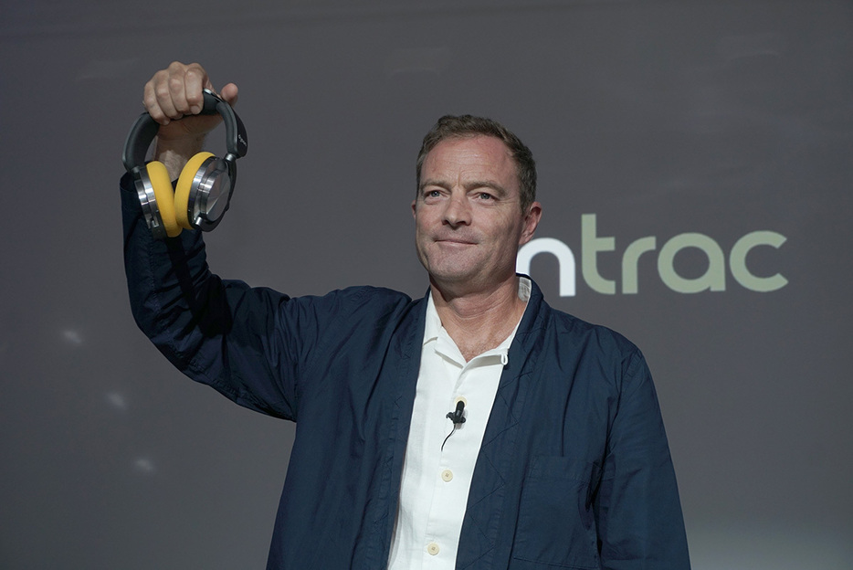 ヘッドホンの新製品「Dyson OnTrac」の日本発売に向けたイベントのため来日したジェイク・ダイソン氏