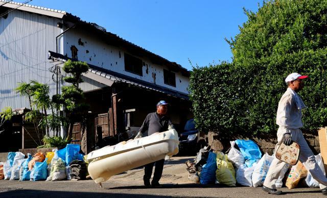 災害ごみの搬出など後片付けの作業に汗を流す被災者ら＝３１日午後、宮崎市恒久５丁目