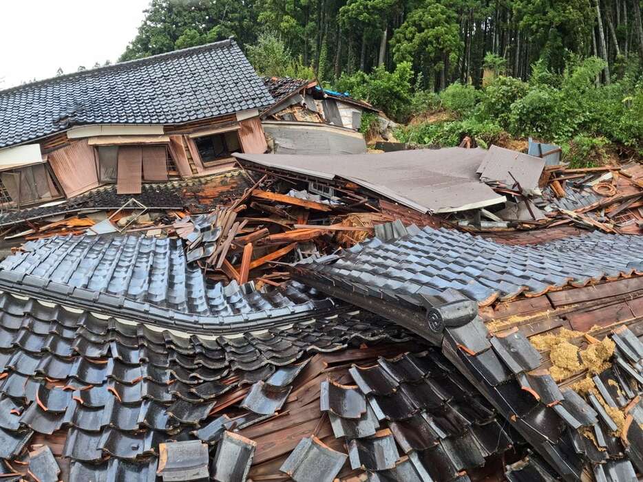 大雨の影響で、土砂崩れが発生した石川県珠洲市若山の現場＝22日午後0時5分、石川県珠洲市（渡辺恭晃撮影）