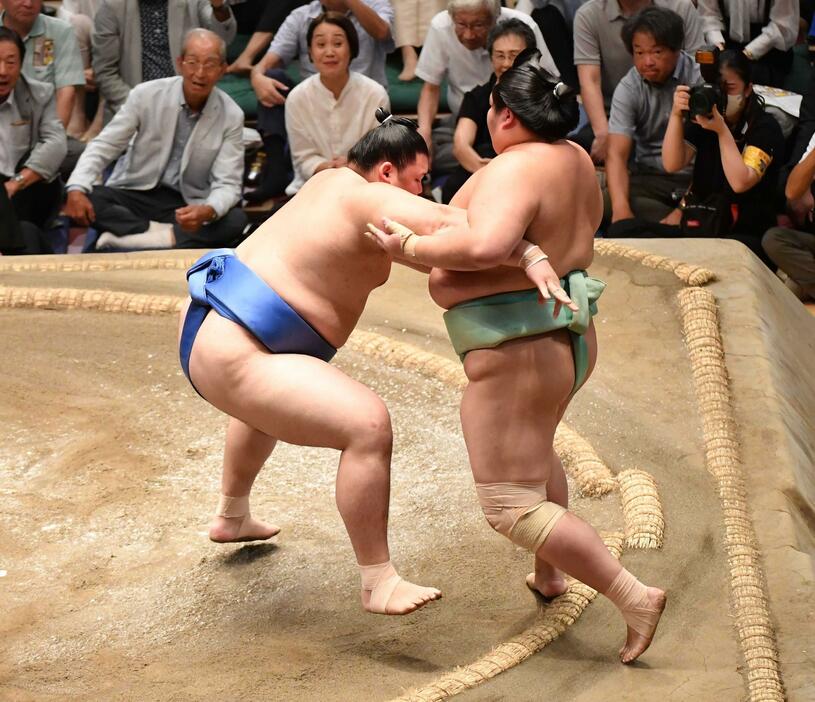 　琴桜（右）を寄りきる