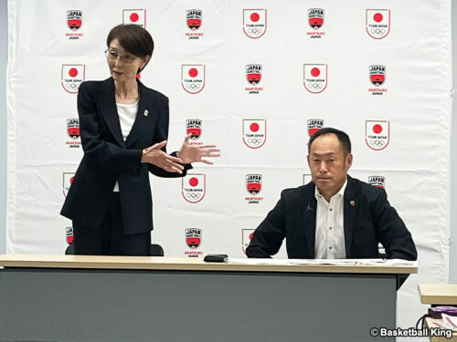 JBAの三屋裕子会長と東野智弥技術委員長［写真］＝バスケットボールキング