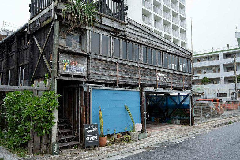 カフェの外観。海賊船のような雰囲気が漂っている（撮影／島袋常貴）