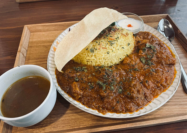 カレー二種類盛りプレートはドリンク付きで1600円（撮影／SUUMOジャーナル編集部）