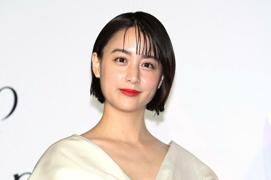 「新ル・セラムPOP UPイベント 究極の一滴がいざなう物語」の内覧会に出席した山本美月さん