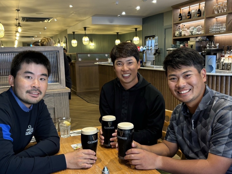 川村昌弘さん、久常涼と3人でギネスビールを。ツアー中にアルコールはあまり飲みませんけど、たまにはよいですよね