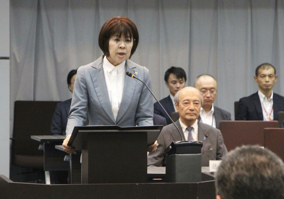 検察長官会同で訓示を述べる畝本直美検事総長（左端）＝13日午後、法務省