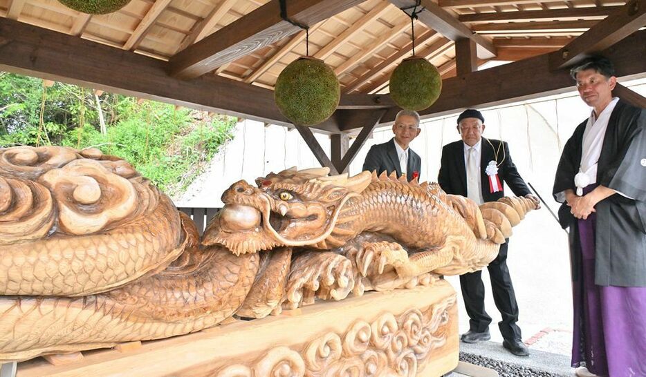 除幕式でお披露目された「須賀青龍」の彫刻（１２日、和歌山県みなべ町西本庄で）