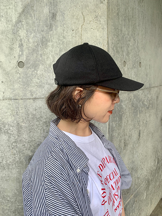 シャツ／ラルフローレン（ヴィンテージ）　Tシャツ／プラージュで購入　パンツ／カオス　バッグ／コーチ　シューズ／ZARA　キャップ／ユニクロ　メガネ／ブラン