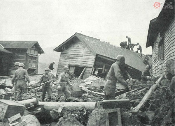 1960年5月に起きた「チリ地震津波」による災害派遣のため、三陸沿岸で活動する陸上自衛隊員（画像：陸上自衛隊）。