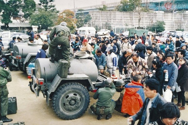 1995年の阪神淡路大震災で給水支援を行う陸上自衛隊員（画像：陸上自衛隊）。