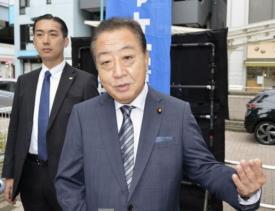 記者団の取材に応じる立憲民主党の野田代表＝30日午前、東京都内