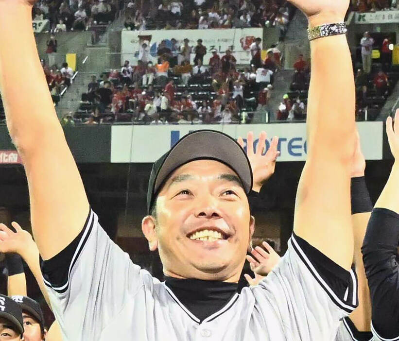 リーグ優勝を決めて満面の笑顔を浮かべる巨人・阿部監督