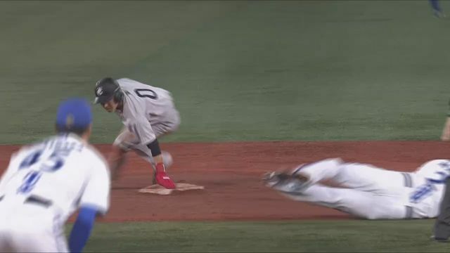 9月25日の試合で盗塁を決めた巨人の増田大輝選手