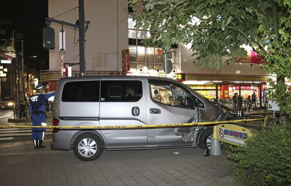 ワゴン車が突っ込んだ事故現場＝10日午後7時30分、東京都小金井市