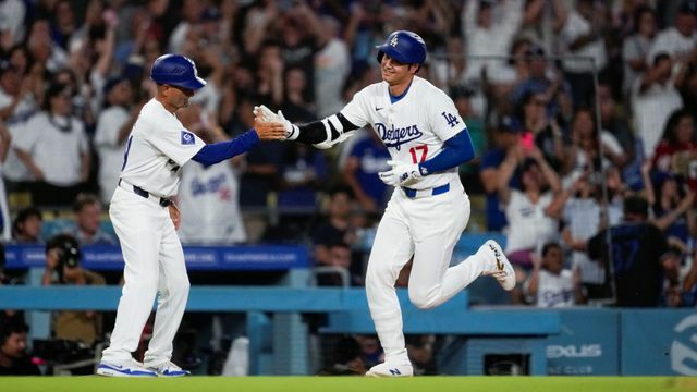 45号ソロを放ち3塁コーチとハイタッチする大谷翔平選手(写真：AP/アフロ)