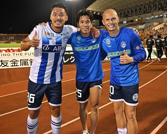 山形が愛媛に３－１で３連勝を達成。写真：金子拓弥（サッカーダイジェスト写真部）