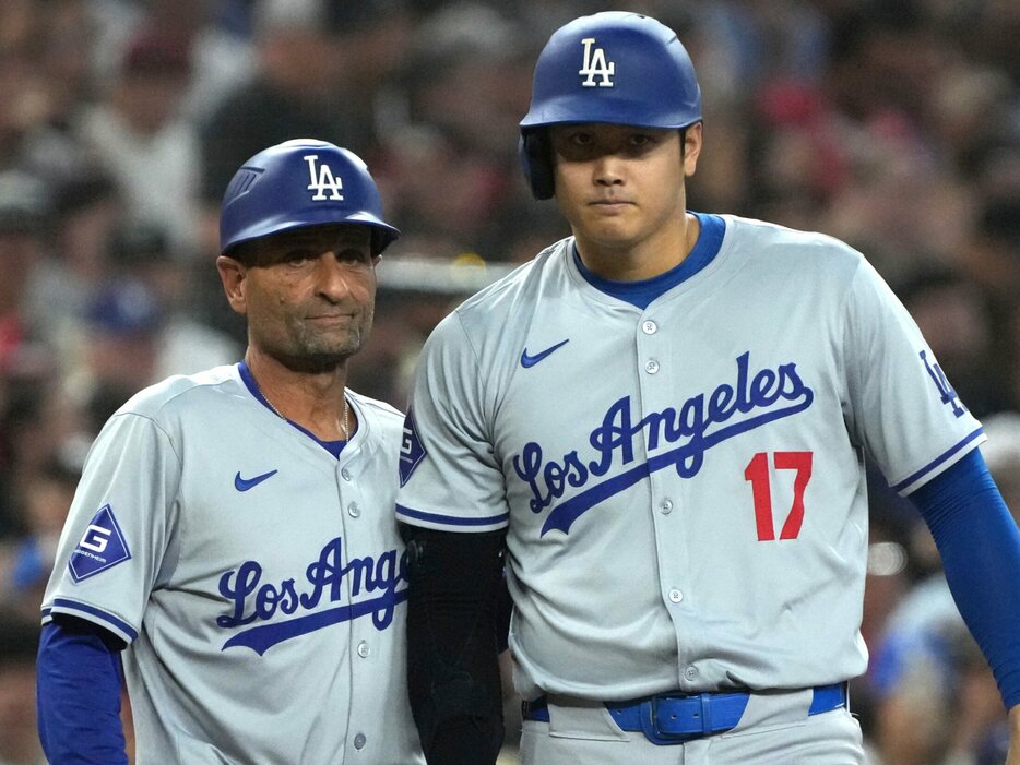 ドジャース大谷翔平とディノ・エベル三塁コーチ。エンゼルス1年目（2018年）から大谷を知るエベルコーチが独占取材に応じた photograph by AFLO