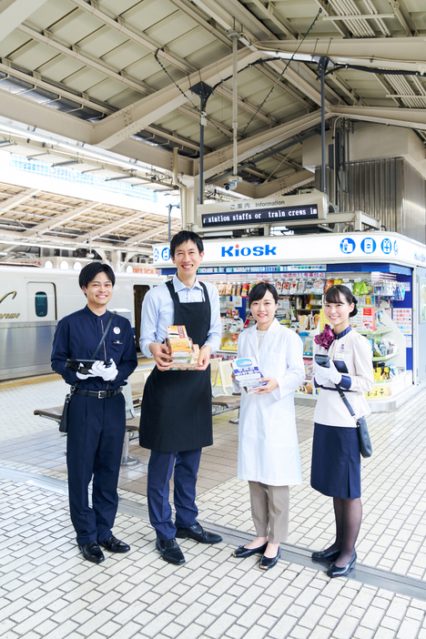 写真左から田尻大翔さん、吉田慎介さん、山梨美帆さん、藤田有紀さん。お客様が新幹線で過ごす時間を、単なる「移動」ではなく、「旅に楽しさをプラスする」時間に変えるのが彼らだ（写真・中村治　以下同）