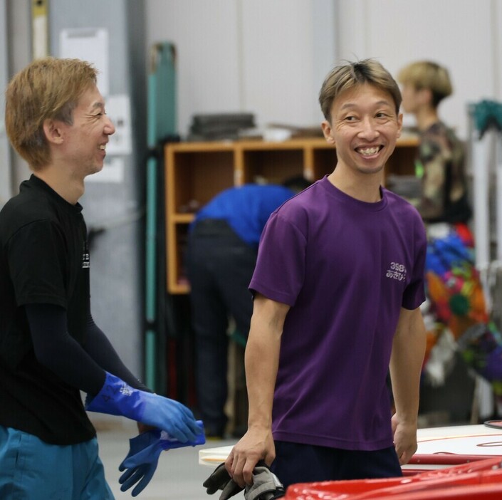 同じ静岡支部の市川美宏と笑顔で会話する今坂晃広（右