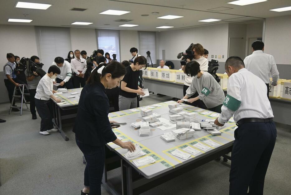 富山市で行われた自民党総裁選の党員・党友票の開票作業＝27日午前7時5分ごろ