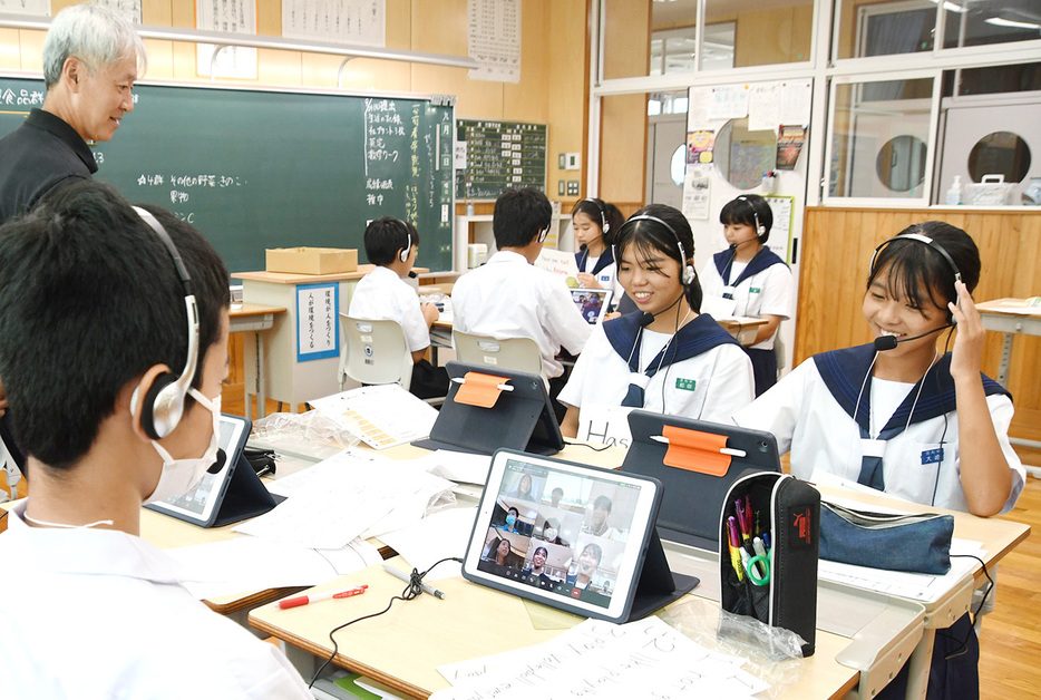 台湾の中学生とオンラインで交流する笠利中の生徒たち＝24日、鹿児島県奄美市笠利町