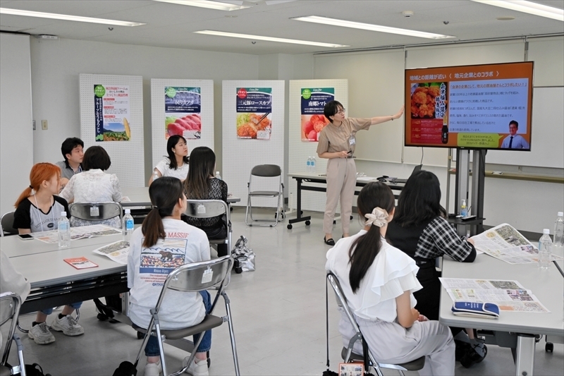 県外在住の学生が地域密着型スーパーの特徴に理解を深めたツアー＝リオン・ドールコーポレーション