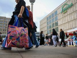 Shoppers in Berlin. Photographer: Krisztian Bocsi/Bloomberg