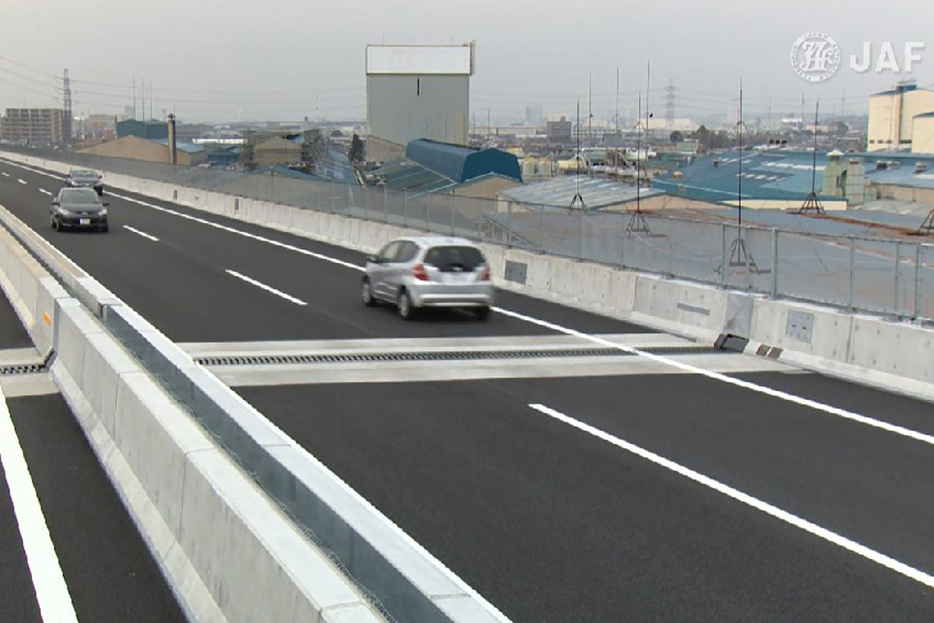 日本自動車連盟（JAF）は、高速道路の本線走行時に逆走車と遭遇したケースを再現した動画を公開している。本線走行時に逆走車と遭遇した場合の見え方や、対処法の一例も紹介される。（写真：JAF）