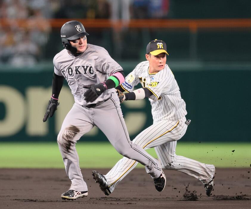 　１回、浅野のバントで三塁を狙うも挟まれ、タッチアウトになる丸。右は遊撃手・木浪（撮影・立川洋一郎）