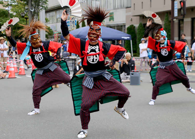 芸能の祭典で、勇壮な舞を披露する朴ノ木沢念仏剣舞保存会のメンバー