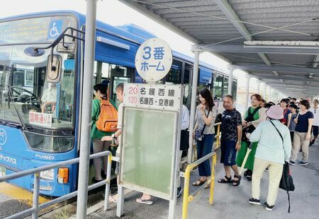 那覇行きの名護西空港線に乗車しようと並ぶ約４０人の乗客ら＝８日、名護市宮里のバスターミナル