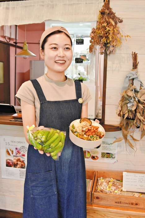 弁当の総菜に使ったオクラのおいしさについて語る勝倉さん