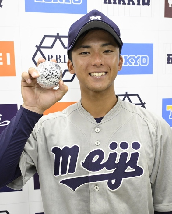 大学通算9号。開幕戦で放ったホームランボールを手に笑顔を見せた[写真=矢野寿明]