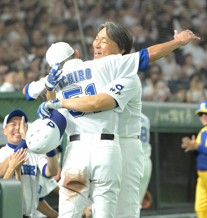 ８回２死一、三塁、３ランホームランを放った松井秀喜氏はイチロー氏と抱き合う（カメラ・竹松　明季）