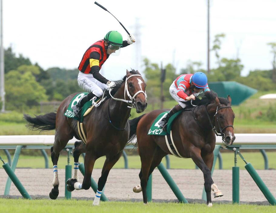 　小倉２歳Ｓを制したエイシンワンド（左）＝撮影・黒田淳一