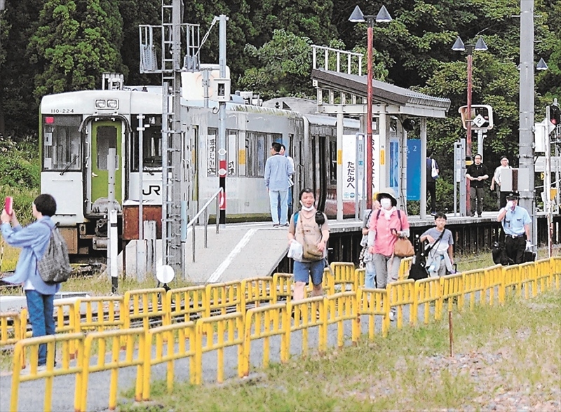 ＪＲ只見駅に到着した列車から続々と降り立つ乗客＝２８日午後２時３０分ごろ