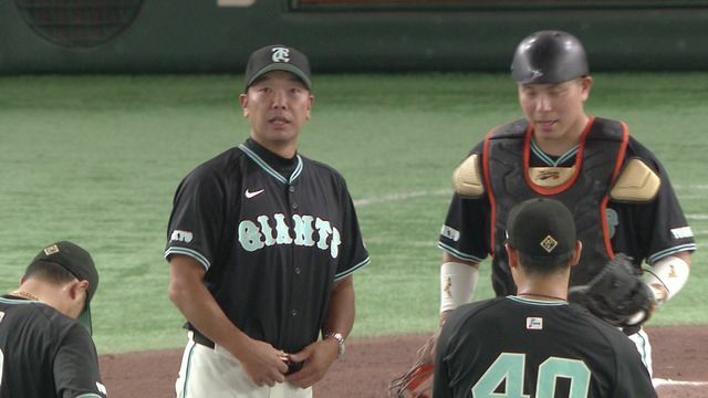 初回マウンドに向かった阿部慎之助監督（画像:日テレジータス）