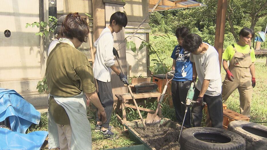 アドバイスする寺島さん（左）