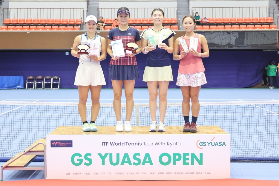 写真は左から女子ダブルス優勝の山﨑郁美（島津製作所）、永田杏里（島津製作所）、準優勝の木下晴結（Team Rise）、西郷幸奈（フリー）（写真提供◎京都府テニス協会、撮影◎JET田中）