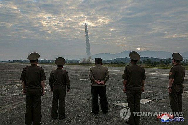 北朝鮮の朝鮮中央通信は19日、新型戦術弾道ミサイル「火星11」と改良型戦略巡航ミサイルの発射実験を18日に実施し、成功したと報じた＝（朝鮮中央通信＝聯合ニュース）≪転載・転用禁止≫