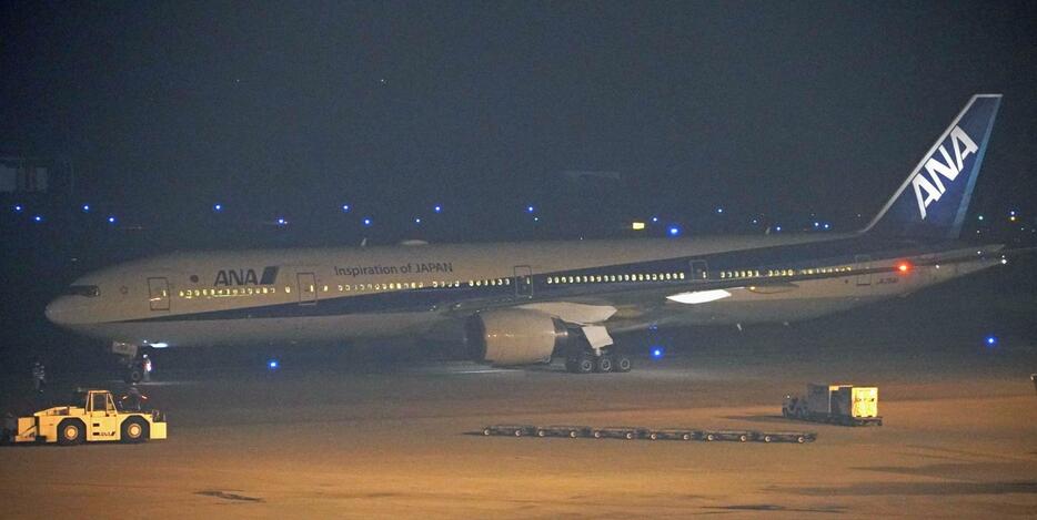 那覇空港に駐機する、補助エンジンから一時煙を上げた全日空機＝1日夜