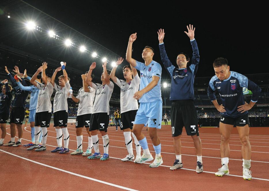 横浜Ｍに勝ちサポーターにあいさつするＦＣ東京イレブン