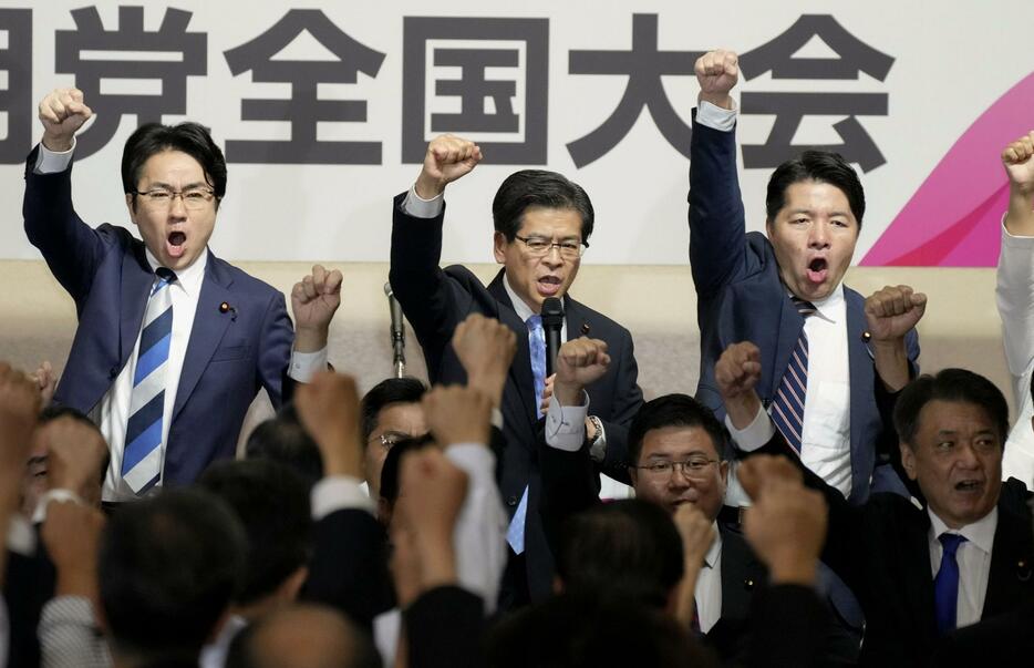 公明党の党大会で、気勢を上げる石井啓一新代表（中央）ら＝28日午後、東京都千代田区