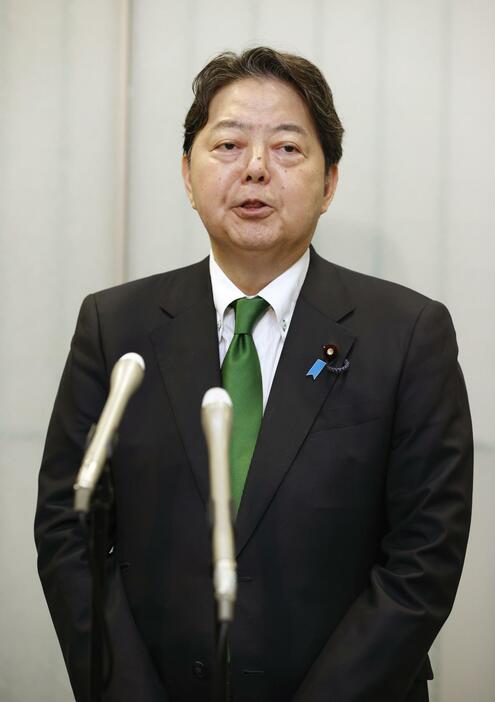 記者団の取材に応じる林官房長官＝3日午前、東京都港区