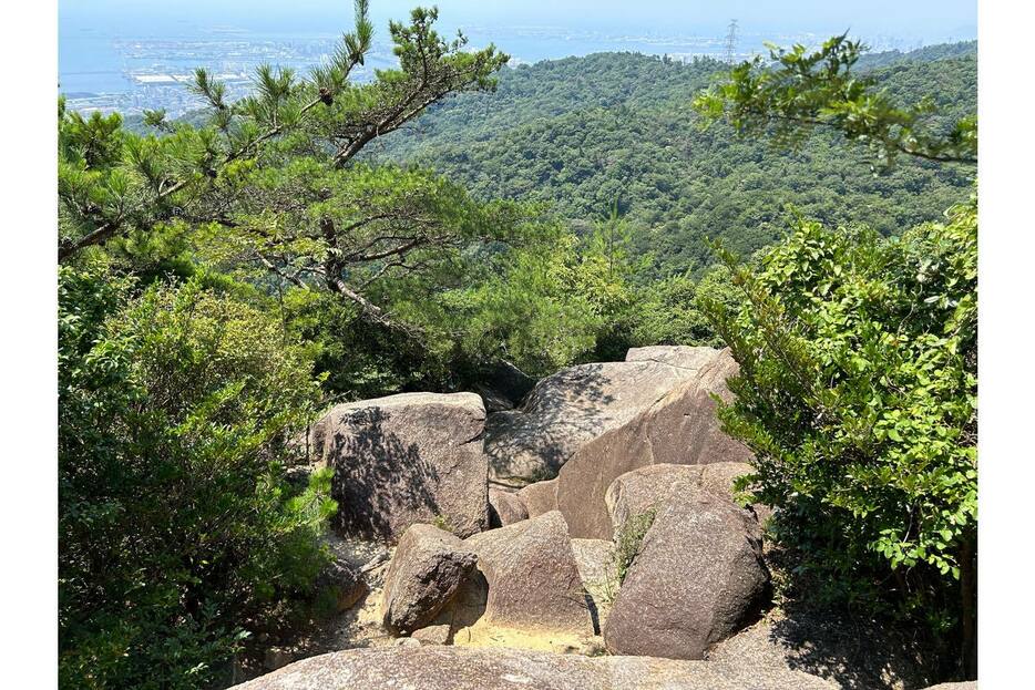 岩梯子の大きな岩場