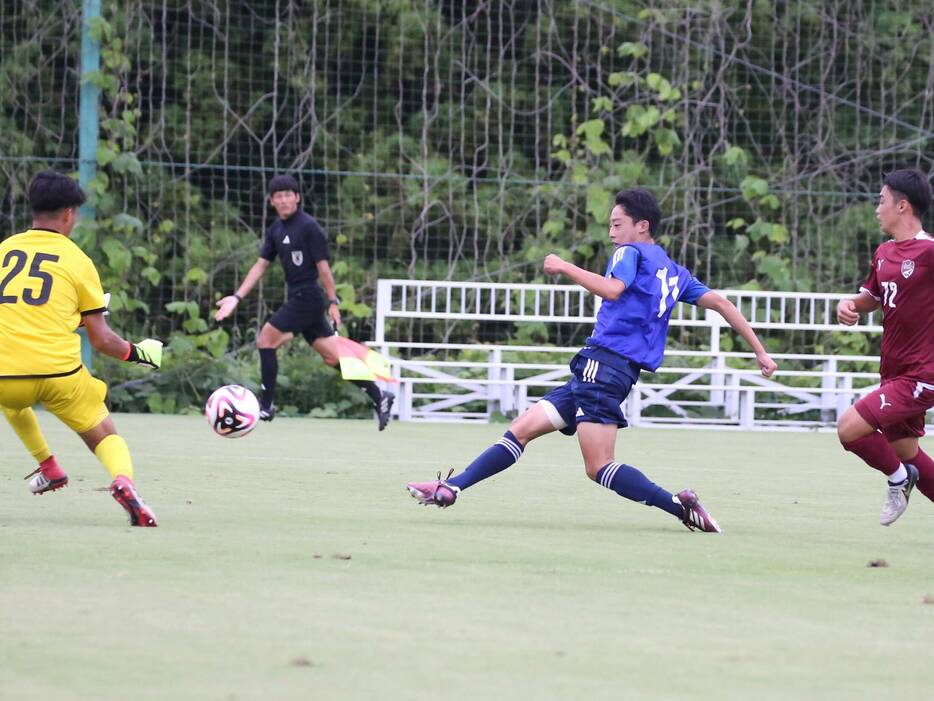 U-15日本代表候補MF仙波隼太郎(愛媛FC U-15)が尚志高戦で抜け出しから決定的なシュート(Taro YOSHIDA)